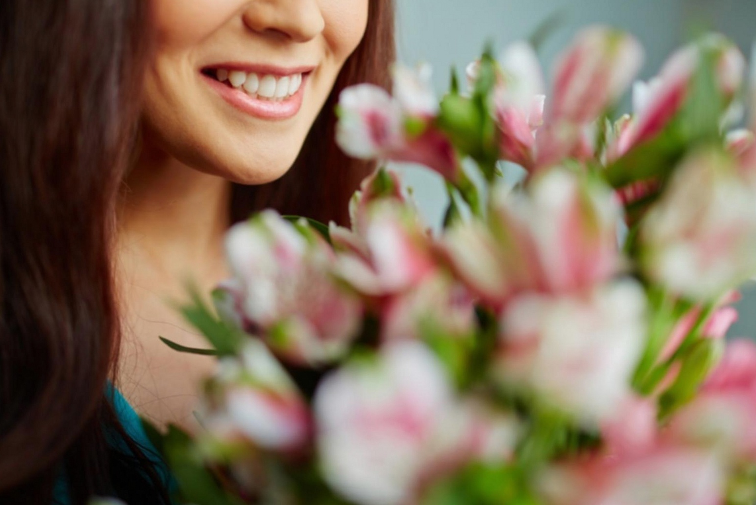 Student working on a hand-tied bouquet during an individual online session